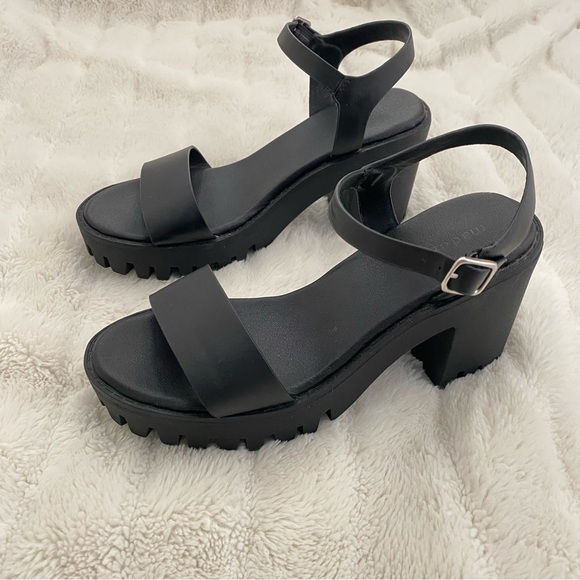 Madden Girl Black Strappy Chunky Heeled Sandals Size 7.5 - Picture 5 of 12